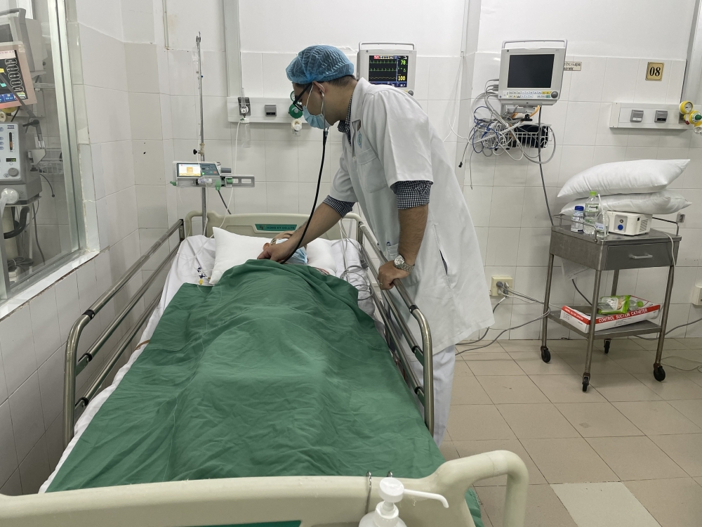 Cần Thơ: Cứu sống bệnh nhân bị đạn bắn xuyên thủng bụng nguy kịch Cần Thơ: Cứu sống bệnh nhân bị đạn bắn xuyên thủng bụng nguy kịch