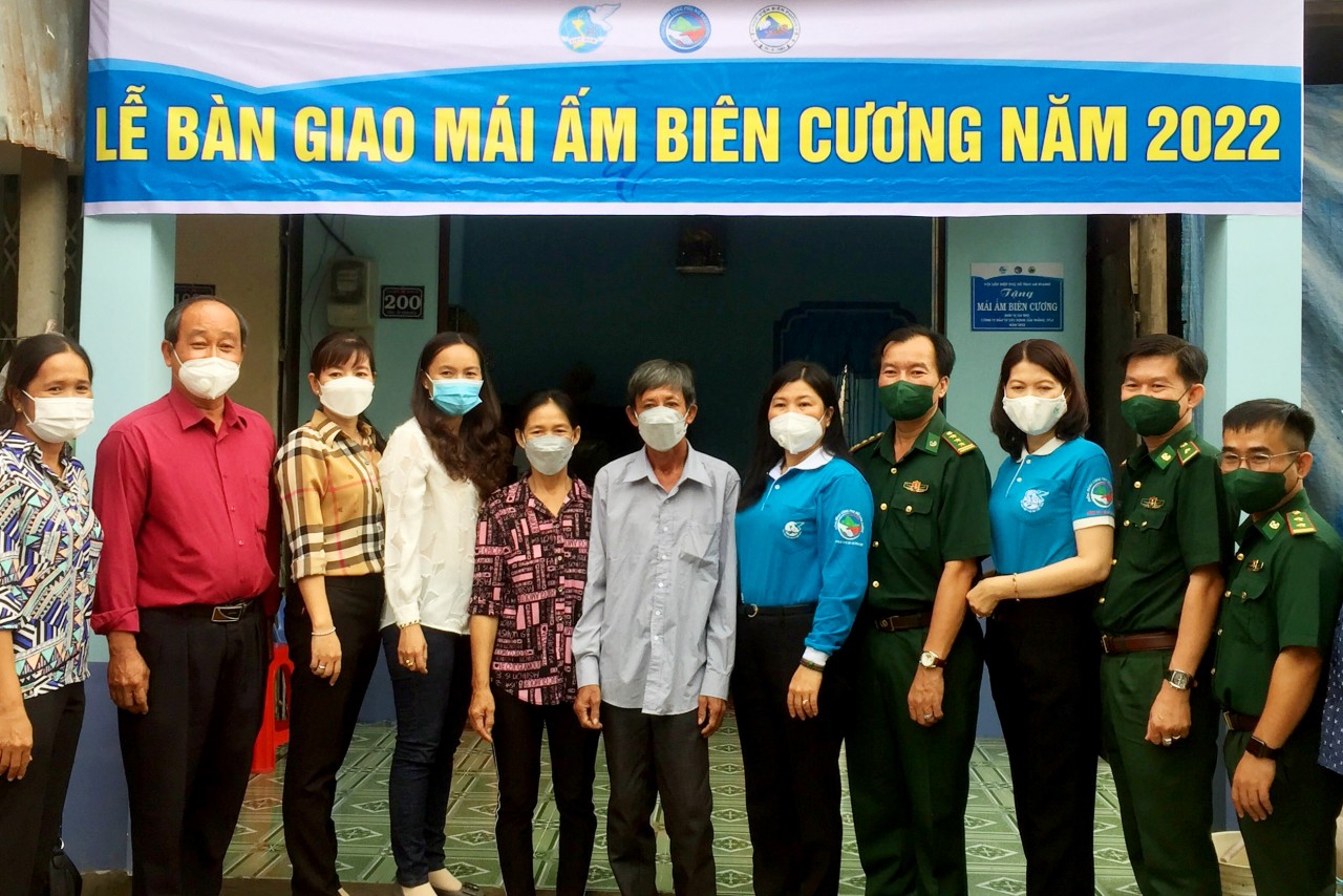 An Giang trao tặng “Mái ấm biên cương” cho phụ nữ nghèo An Giang trao tặng “Mái ấm biên cương” cho phụ nữ nghèo