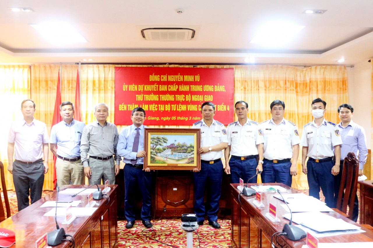 Lãnh đạo Bộ Ngoại giao đến thăm Bộ Tư lệnh Vùng Cảnh sát biển 4 Lãnh đạo Bộ Ngoại giao đến thăm Bộ Tư lệnh Vùng Cảnh sát biển 4