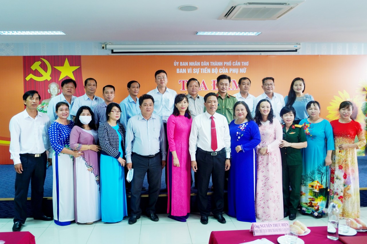 Phụ nữ Cần Thơ thể hiện vai trò quan trọng trong phòng chống dịch COVID-19 Phụ nữ Cần Thơ thể hiện vai trò quan trọng trong phòng chống dịch COVID-19