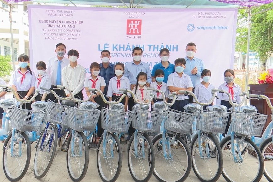 Học sinh Tiểu học Tân Phước Hưng (Hậu Giang) có phòng tin học mới do Zwilling tài trợ Học sinh Tiểu học Tân Phước Hưng (Hậu Giang) có phòng tin học mới do Zwilling tài trợ