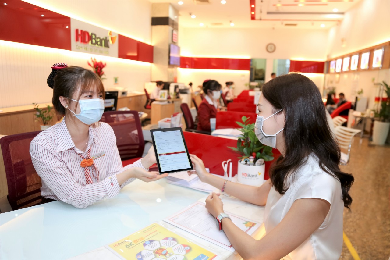 HDBank chúc mừng khách hàng trúng 1 tỷ đồng trong chương trình “Vui Tết sum vầy - Đong đầy tiền tỷ” HDBank chúc mừng khách hàng trúng 1 tỷ đồng trong chương trình “Vui Tết sum vầy - Đong đầy tiền tỷ”