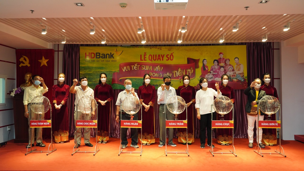 HDBank chúc mừng khách hàng trúng 1 tỷ đồng trong chương trình “Vui Tết sum vầy - Đong đầy tiền tỷ” HDBank chúc mừng khách hàng trúng 1 tỷ đồng trong chương trình “Vui Tết sum vầy - Đong đầy tiền tỷ”