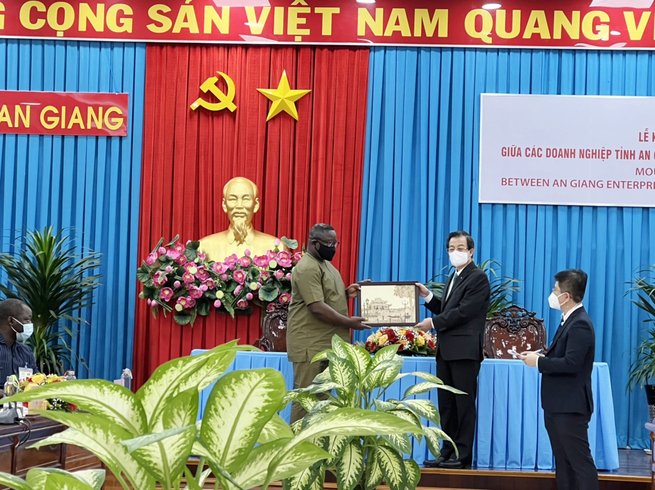 Tổng thống Cộng hòa Sierra Leone thăm và làm việc tại An Giang, Cần Thơ Tổng thống Cộng hòa Sierra Leone thăm và làm việc tại An Giang, Cần Thơ