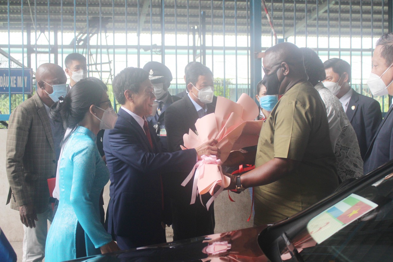 Tổng thống Cộng hòa Sierra Leone thăm và làm việc tại An Giang, Cần Thơ Tổng thống Cộng hòa Sierra Leone thăm và làm việc tại An Giang, Cần Thơ
