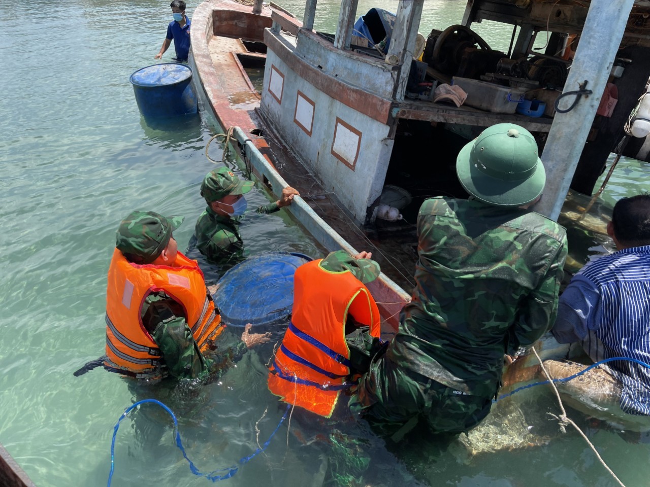Kiên Giang: Đồn Biên phòng Hòn Sơn cứu hộ thành công tàu cá và ngư dân gặp nạn Kiên Giang: Đồn Biên phòng Hòn Sơn cứu hộ thành công tàu cá và ngư dân gặp nạn