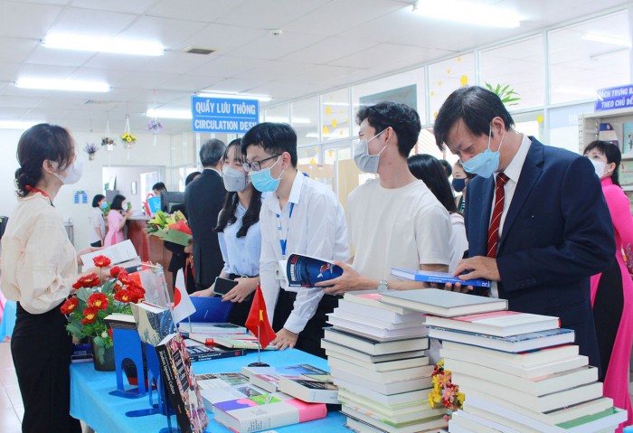 Tổng Lãnh sự Nhật Bản tại TP Hồ Chí Minh thăm và tặng sách cho trường Đại học An Giang Tổng Lãnh sự Nhật Bản tại TP Hồ Chí Minh thăm và tặng sách cho trường Đại học An Giang