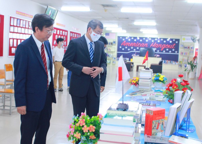 Tổng Lãnh sự Nhật Bản tại TP Hồ Chí Minh thăm và tặng sách cho trường Đại học An Giang Tổng Lãnh sự Nhật Bản tại TP Hồ Chí Minh thăm và tặng sách cho trường Đại học An Giang