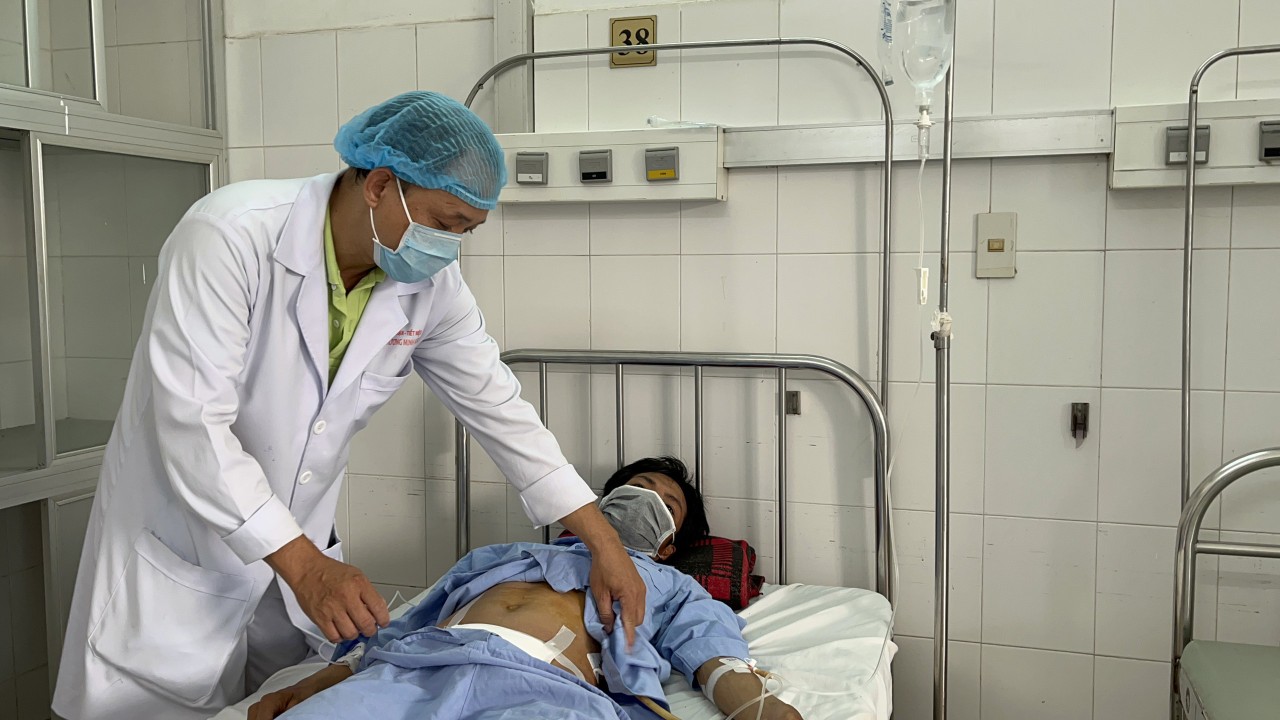 Cần Thơ: phẫu thuật lấy thành công viên sỏi to trong bàng quang bệnh nhân Cần Thơ: phẫu thuật lấy thành công viên sỏi to trong bàng quang bệnh nhân