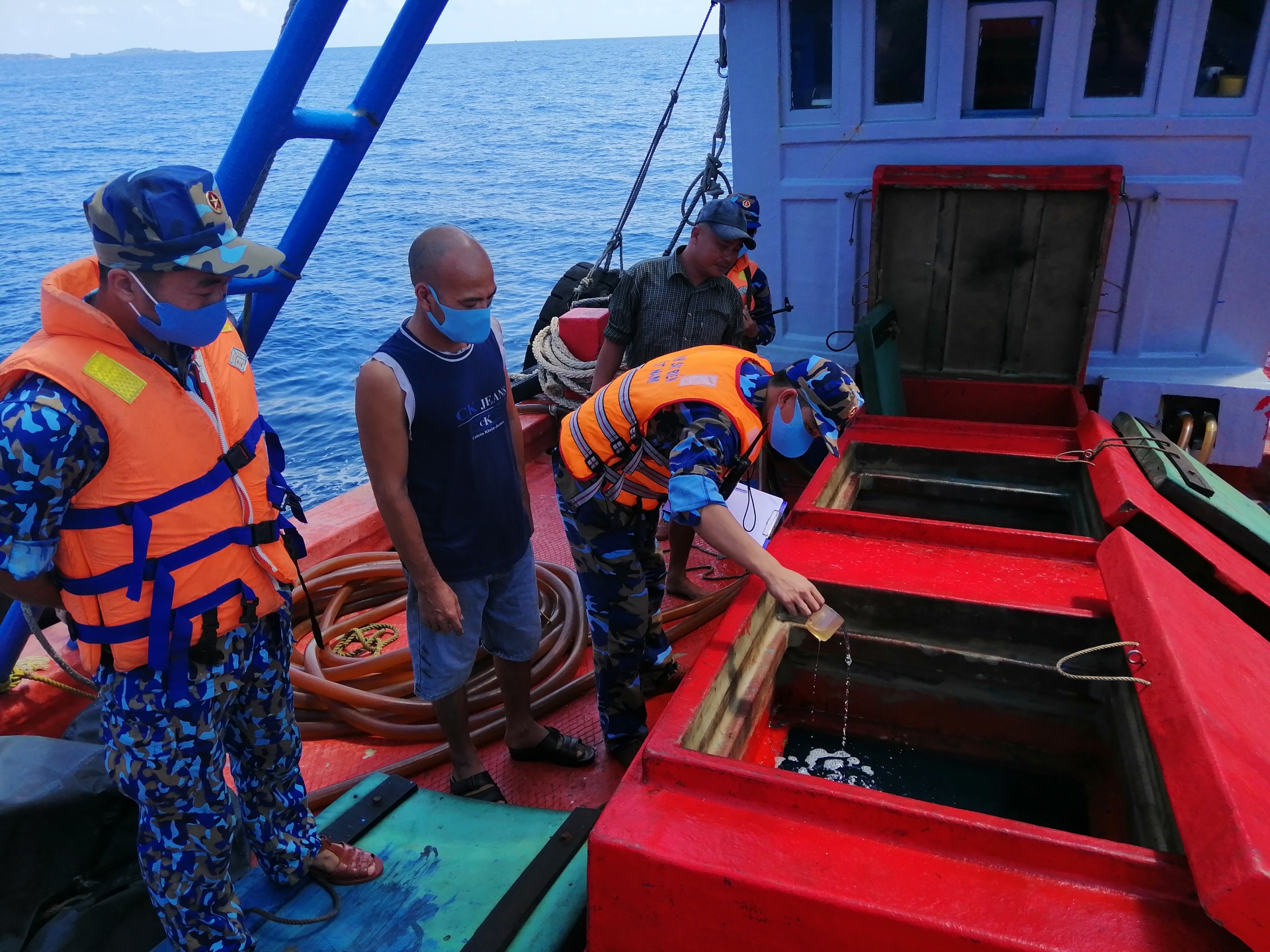 Kiên Giang: Bắt giữ tàu chở 50.000 lít dầu D.O không rõ nguồn gốc kien giang bat giu tau cho 50000 lit dau do khong ro nguon goc