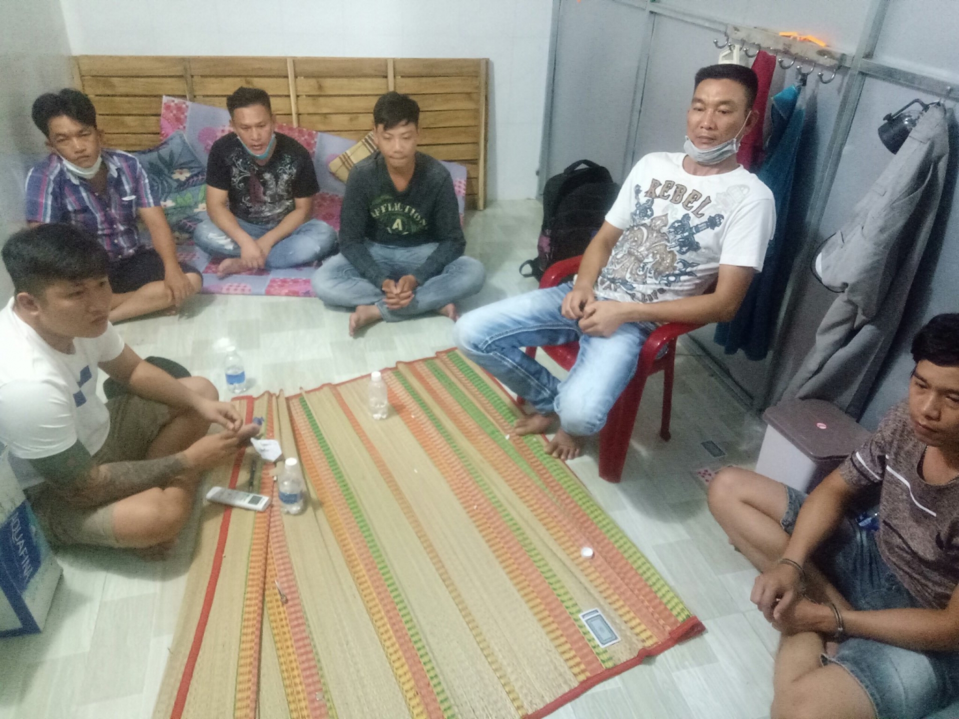 Phú Quốc: Phát hiện nhiều súng, mã tấu tại điểm đánh bạc phat hien nhieu sung ma tau tai diem danh bac an tien o phu quoc