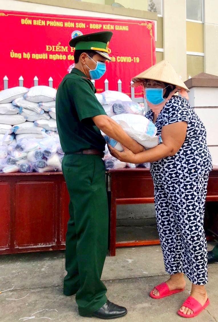 Kiên Giang: Đồn Biên phòng Hòn Sơn hỗ trợ người nghèo bị ảnh hưởng COVID-19 don bien phong hon son kien giang ho tro nguoi ngheo bi anh huong covid 19