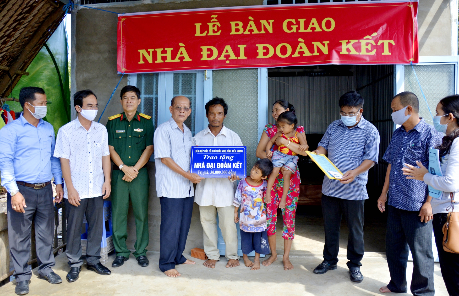 Bàn giao 3 ngôi nhà mới cho người nghèo do KUFO vận động tài trợ lien hiep cac to chuc huu nghi kien giang ban giao nha dai doan ket va nha dong doi
