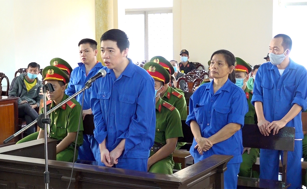 Tuyên 2 án tử hình cho các bị cáo vận chuyển ma túy từ biên giới về TP HCM tiêu thụ Tuyên 2 án tử hình cho các bị cáo vận chuyển ma túy từ biên giới về TP HCM tiêu thụ