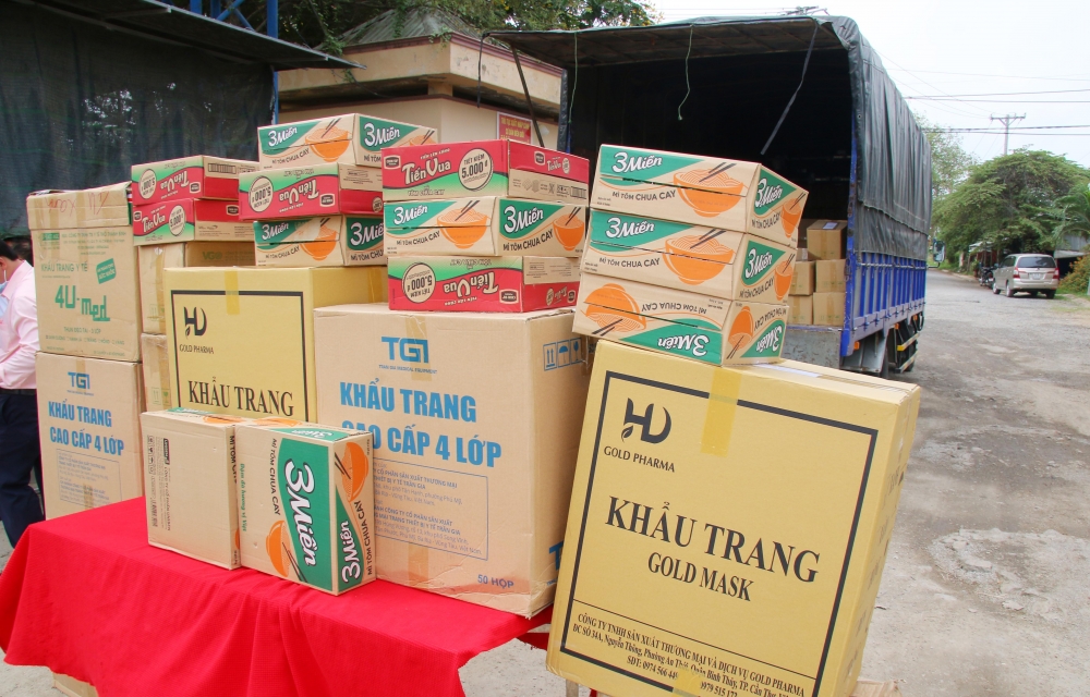 Liên hiệp Cần Thơ  - Tạp chí Thời đại: Trao quà cho người Khmer gốc Việt tại Campuchia