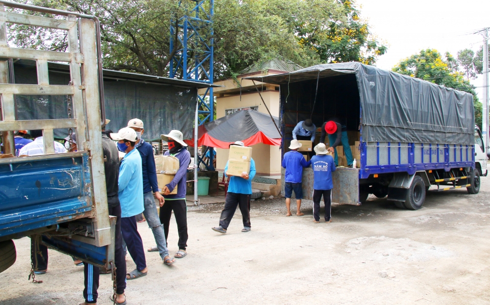 Liên hiệp Cần Thơ  - Tạp chí Thời đại: Trao quà cho người Khmer gốc Việt tại Campuchia