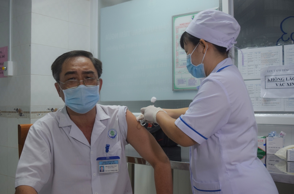 Những ai nằm trong nhóm đối tượng được ưu tiên tiêm vắc xin COVID-19? Những ai nằm trong nhóm đối tượng được ưu tiên tiêm vắc xin COVID-19?