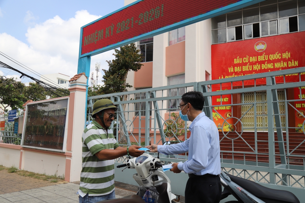 Cần Thơ: Ra quân kiểm tra, tuyên truyền đeo khẩu trang nơi công cộng phòng dịch Covid-19 Cần Thơ: Ra quân kiểm tra, tuyên truyền đeo khẩu trang nơi công cộng phòng dịch Covid-19