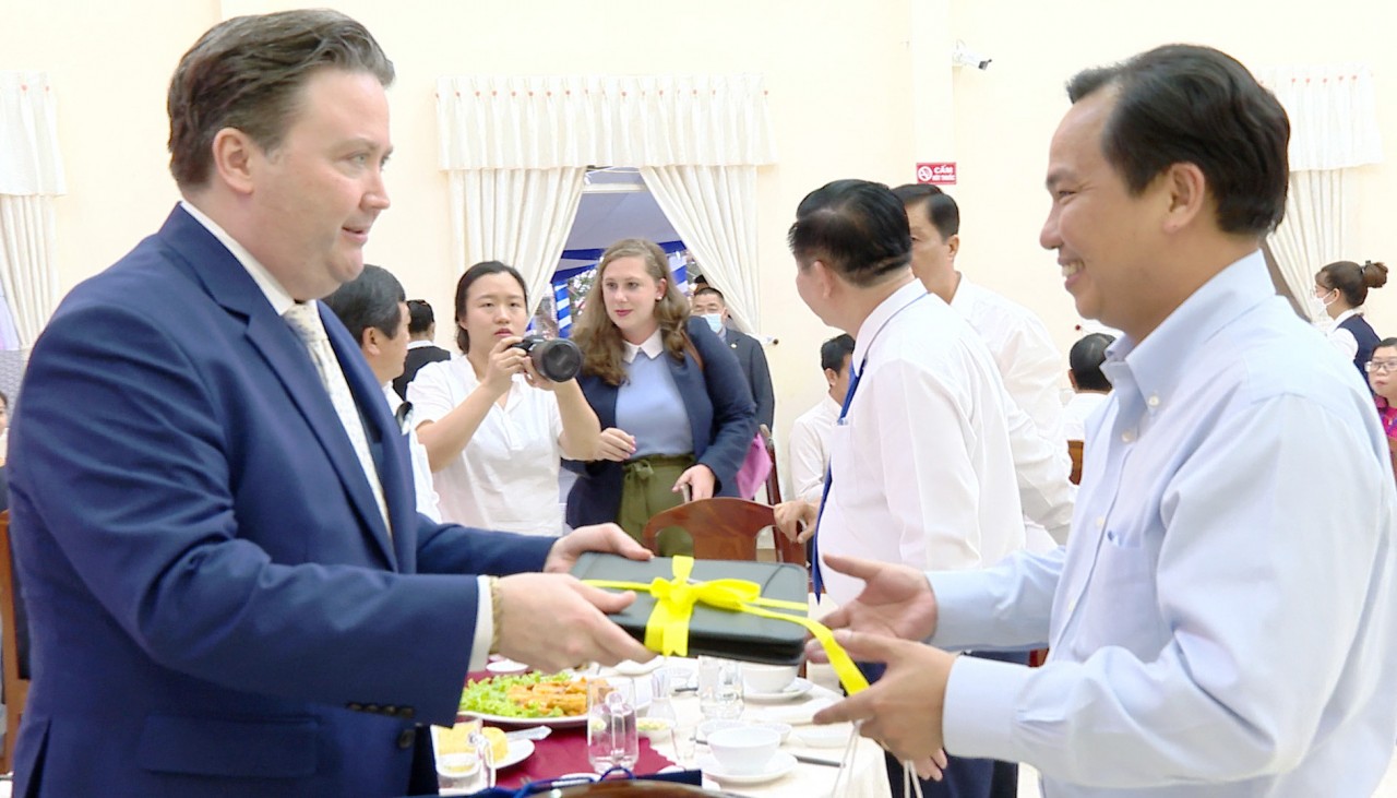 Tân Đại sứ Hoa Kỳ lạc quan về cơ hội hợp tác của Vinamilk tại Mỹ Tân Đại sứ Hoa Kỳ lạc quan về cơ hội hợp tác của Vinamilk tại Mỹ