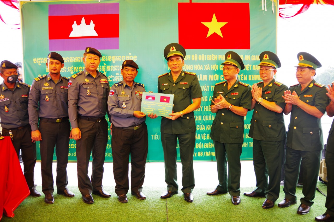 Bộ đội Biên phòng An Giang tặng quà trị giá 2 tỷ đồng nước bạn Campuchia Bộ đội Biên phòng An Giang tặng quà trị giá 2 tỷ đồng nước bạn Campuchia