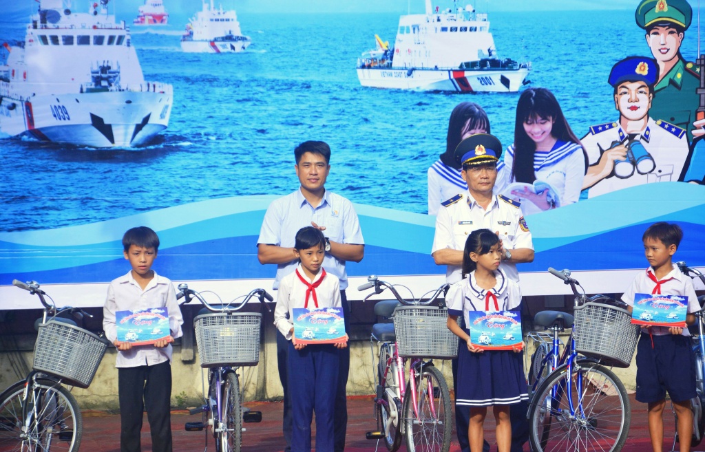Cảnh sát biển đồng hành cùng ngư dân xã đảo vươn khơi bám biển canh sat bien dong hanh cung ngu dan xa dao vuon khoi bam bien