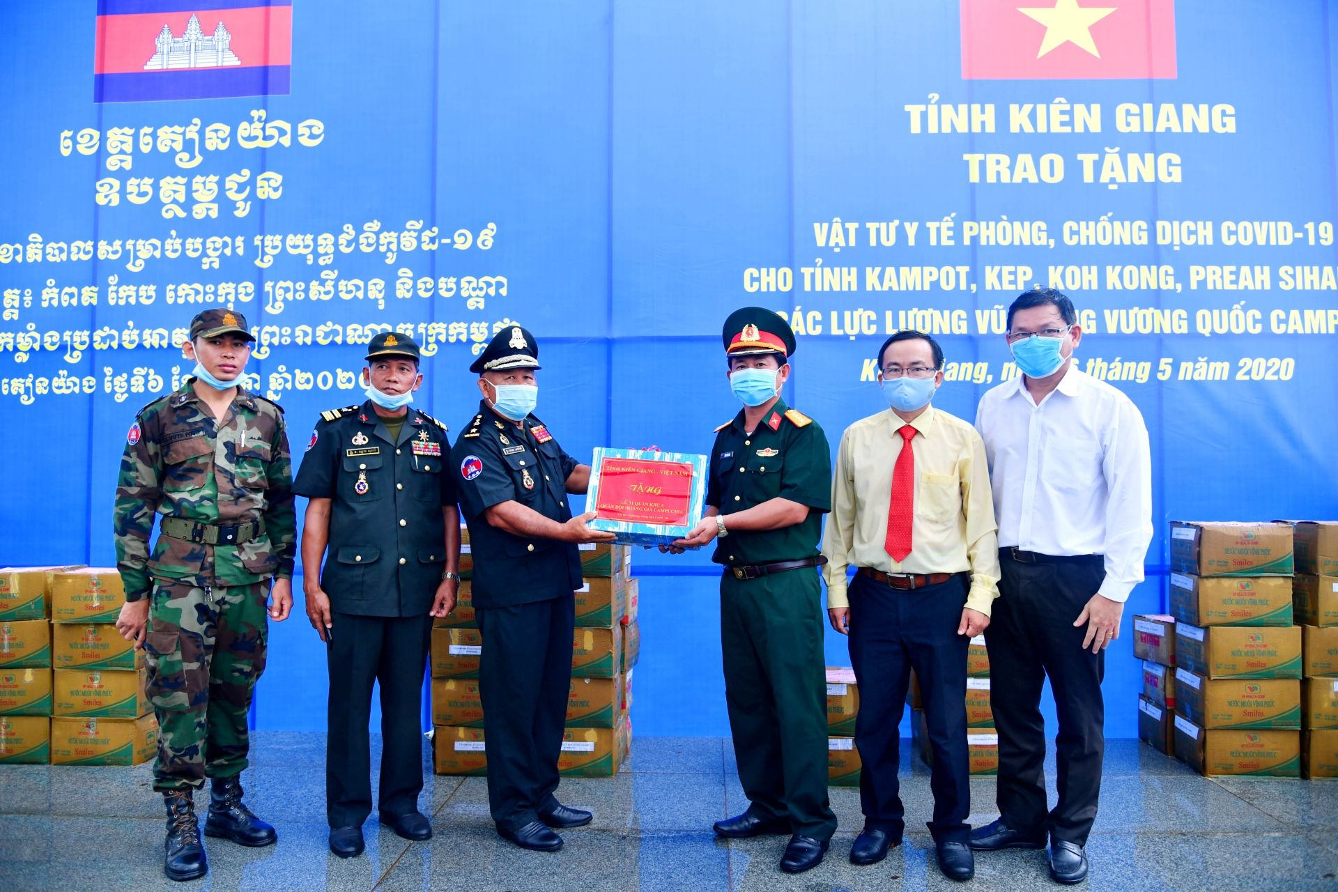 Kiên Giang: Trao thiết bị y tế cho lực lượng vũ trang Campuchia phòng, chống COVID-19 kien giang trao thiet bi y te cho luc luong vu trang campuchia phong chong covid 19