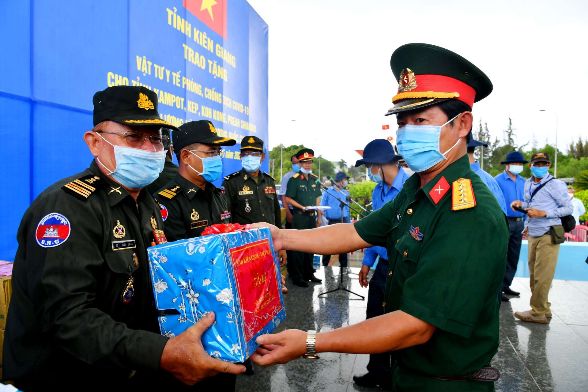 Kiên Giang: Trao thiết bị y tế cho lực lượng vũ trang Campuchia phòng, chống COVID-19 kien giang trao thiet bi y te cho luc luong vu trang campuchia phong chong covid 19