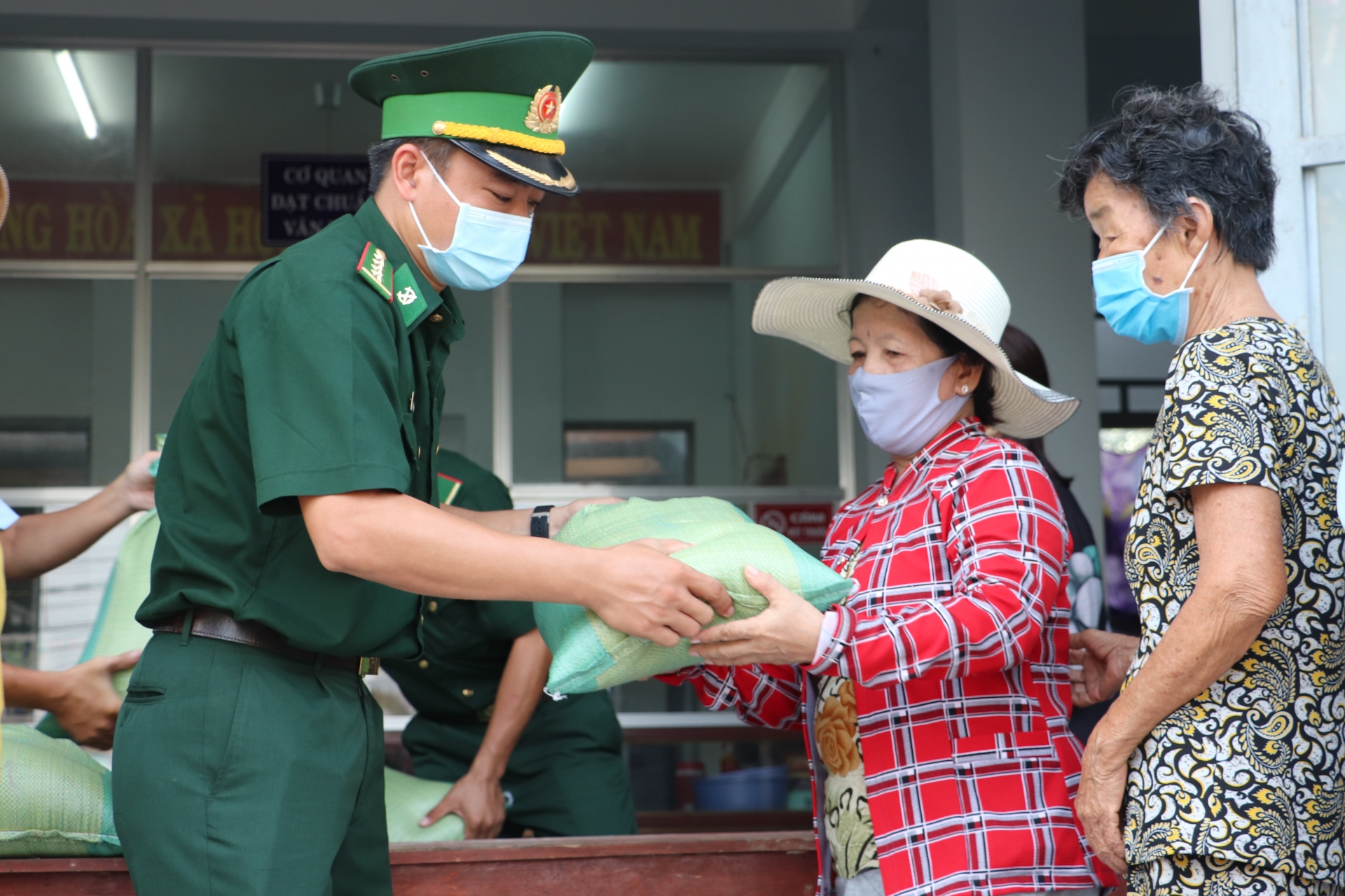 Bộ đội Biên phòng An Giang tặng 100 suất quà cho người dân nghèo ở vùng biên giới bo doi bien phong an giang tang 100 suat qua cho nguoi dan ngheo o vung bien gioi