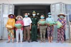 bo doi bien phong an giang tang 100 suat qua cho nguoi dan ngheo o vung bien gioi