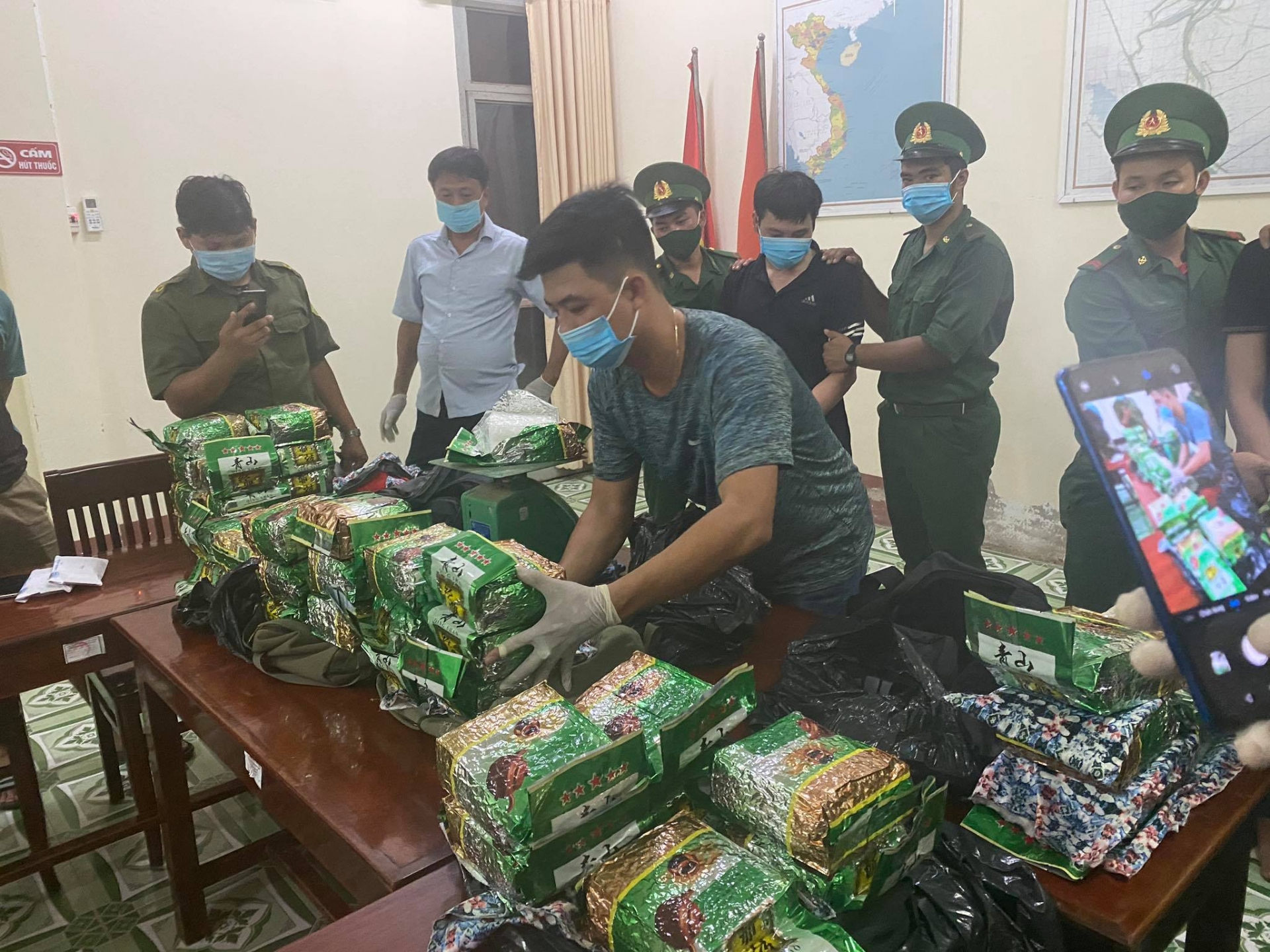 Bộ đội Biên phòng tỉnh An Giang bắt giữ 02 đối tượng vận chuyển 40 kg ma túy đá bo doi bien phong tinh an giang bat giu 02 doi tuong van chuyen 40 kg ma tuy da