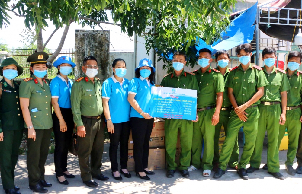 Thăm, tặng quà các chốt phòng chống dịch Covid-19 trên tuyến biên giới Hà Tiên Thăm, tặng quà các chốt phòng chống dịch Covid-19 trên tuyến biên giới Hà Tiên