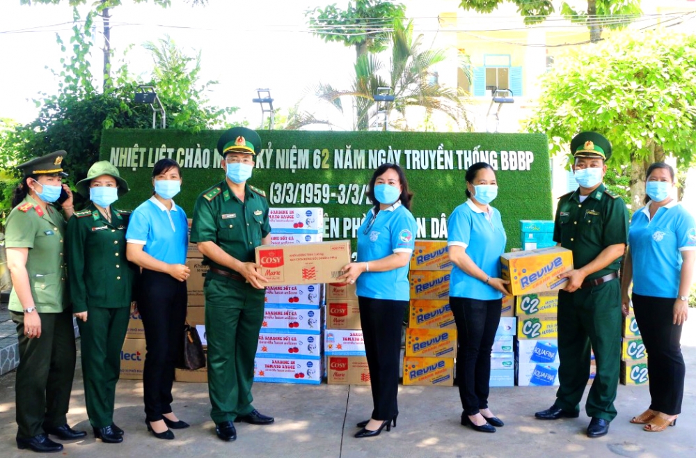 Thăm, tặng quà các chốt phòng chống dịch Covid-19 trên tuyến biên giới Hà Tiên Thăm, tặng quà các chốt phòng chống dịch Covid-19 trên tuyến biên giới Hà Tiên
