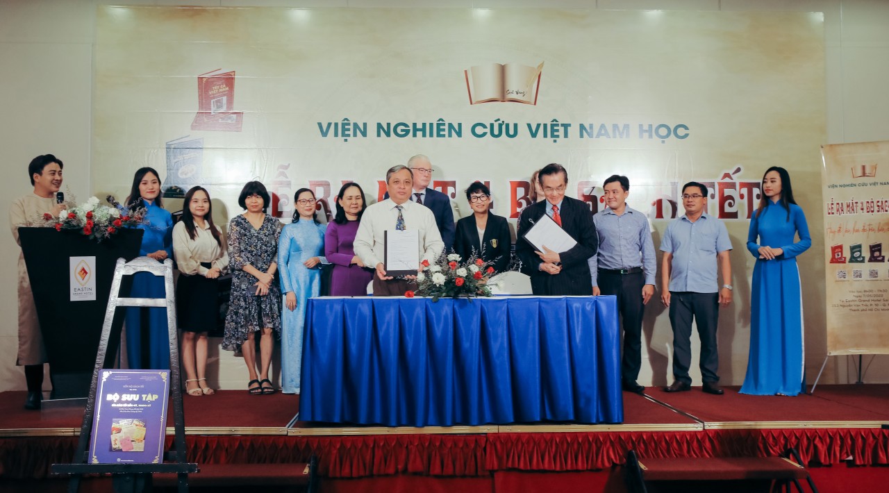 Viện Nghiên cứu Việt Nam học ra mắt 4 Bộ sách phác họa Tết của người Việt tại TP Hồ Chí Minh Viện Nghiên cứu Việt Nam học ra mắt 4 Bộ sách phác họa Tết của người Việt tại TP Hồ Chí Minh