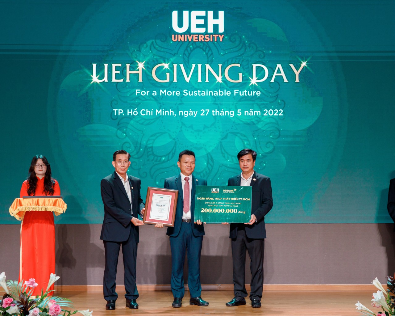 HDBank tặng học bổng cho sinh viên Đại học Kinh tế TP.HCM vì tương lai phát triển bền vững