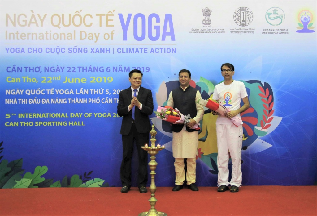 tren 700 nguoi tham du ngay quoc te yoga tai can tho