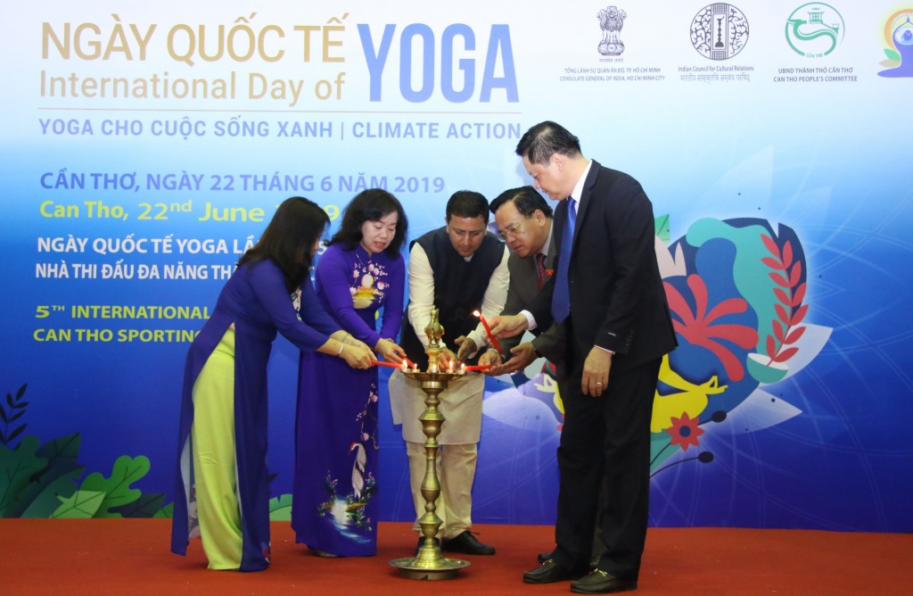 tren 700 nguoi tham du ngay quoc te yoga tai can tho
