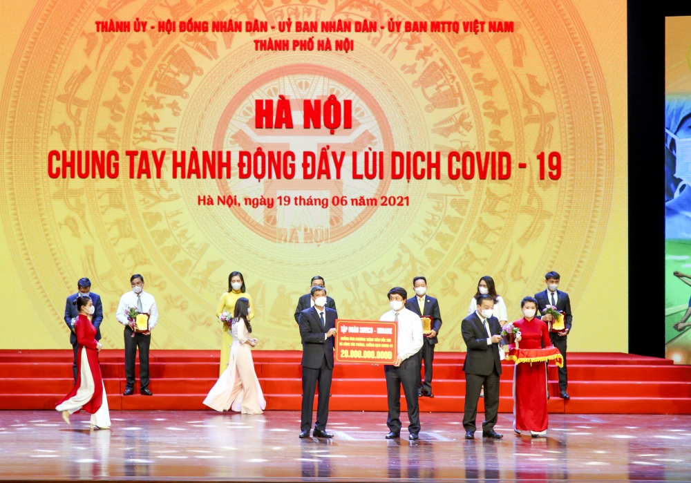 HDBank trao tặng 20 tỷ đồng cho Qũy vắc-xin của TP. Hà Nội HDBank trao tặng 20 tỷ đồng cho Qũy vắc-xin của TP. Hà Nội