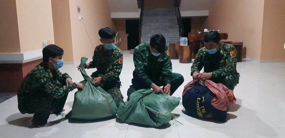 Biên phòng An Giang mật phục, thu giữ 20 kg nghi là cần sa tại khu vực giáp biên Biên phòng An Giang mật phục, thu giữ 20 kg nghi là cần sa tại khu vực giáp biên