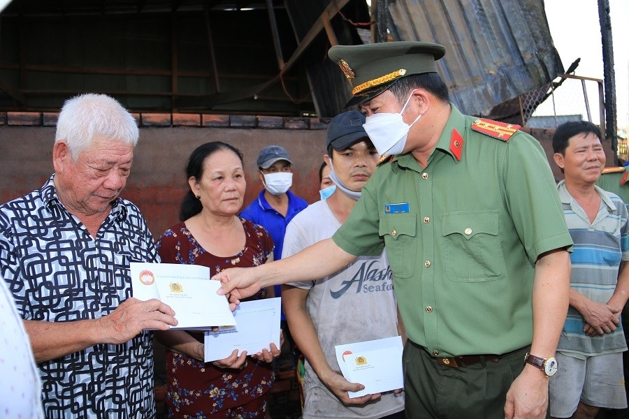 An Giang: Hỗ trợ 40 triệu đồng cho các hộ gia đình bị hỏa hoạn An Giang: Hỗ trợ 40 triệu đồng cho các hộ gia đình bị hỏa hoạn