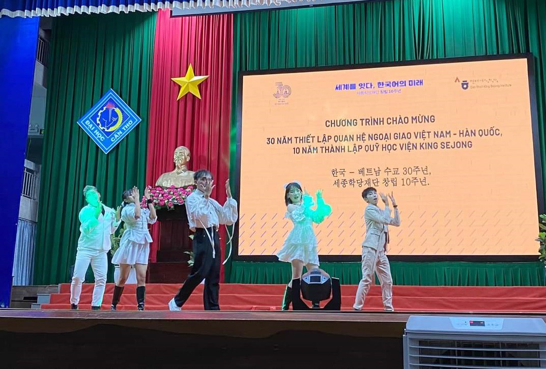 Viện Vua Sejong tại ĐH Cần Thơ đẩy mạnh giao lưu văn hóa giữa Việt Nam - Hàn Quốc Viện Vua Sejong tại ĐH Cần Thơ đẩy mạnh giao lưu văn hóa giữa Việt Nam - Hàn Quốc