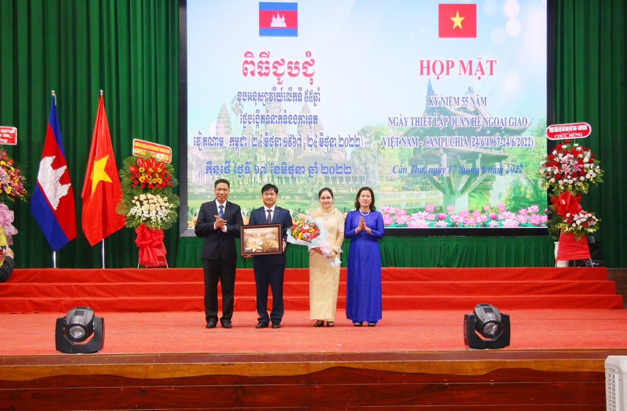 Thắt chặt thêm tình đoàn kết, hữu nghị truyền thống Việt Nam - Campuchia Thắt chặt thêm tình đoàn kết, hữu nghị truyền thống Việt Nam - Campuchia