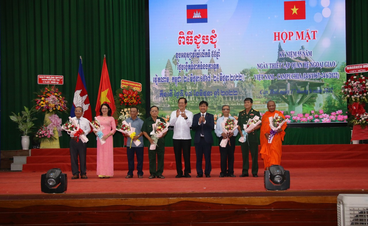 Thắt chặt thêm tình đoàn kết, hữu nghị truyền thống Việt Nam - Campuchia Thắt chặt thêm tình đoàn kết, hữu nghị truyền thống Việt Nam - Campuchia