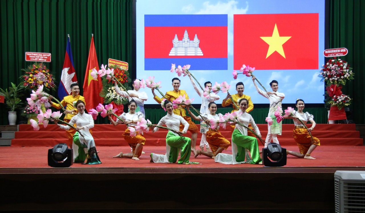 Thắt chặt thêm tình đoàn kết, hữu nghị truyền thống Việt Nam - Campuchia Thắt chặt thêm tình đoàn kết, hữu nghị truyền thống Việt Nam - Campuchia