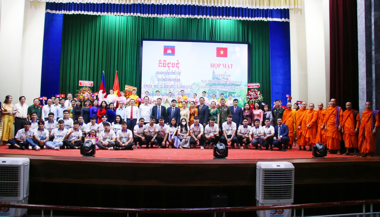 Thắt chặt thêm tình đoàn kết, hữu nghị truyền thống Việt Nam - Campuchia Thắt chặt thêm tình đoàn kết, hữu nghị truyền thống Việt Nam - Campuchia