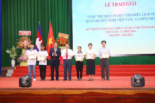 Cần Thơ: Trao giải cuộc thi trực tuyến “Tìm hiểu lịch sử quan hệ hữu nghị Việt Nam - Campuchia” Cần Thơ: Trao giải cuộc thi trực tuyến “Tìm hiểu lịch sử quan hệ hữu nghị Việt Nam - Campuchia”