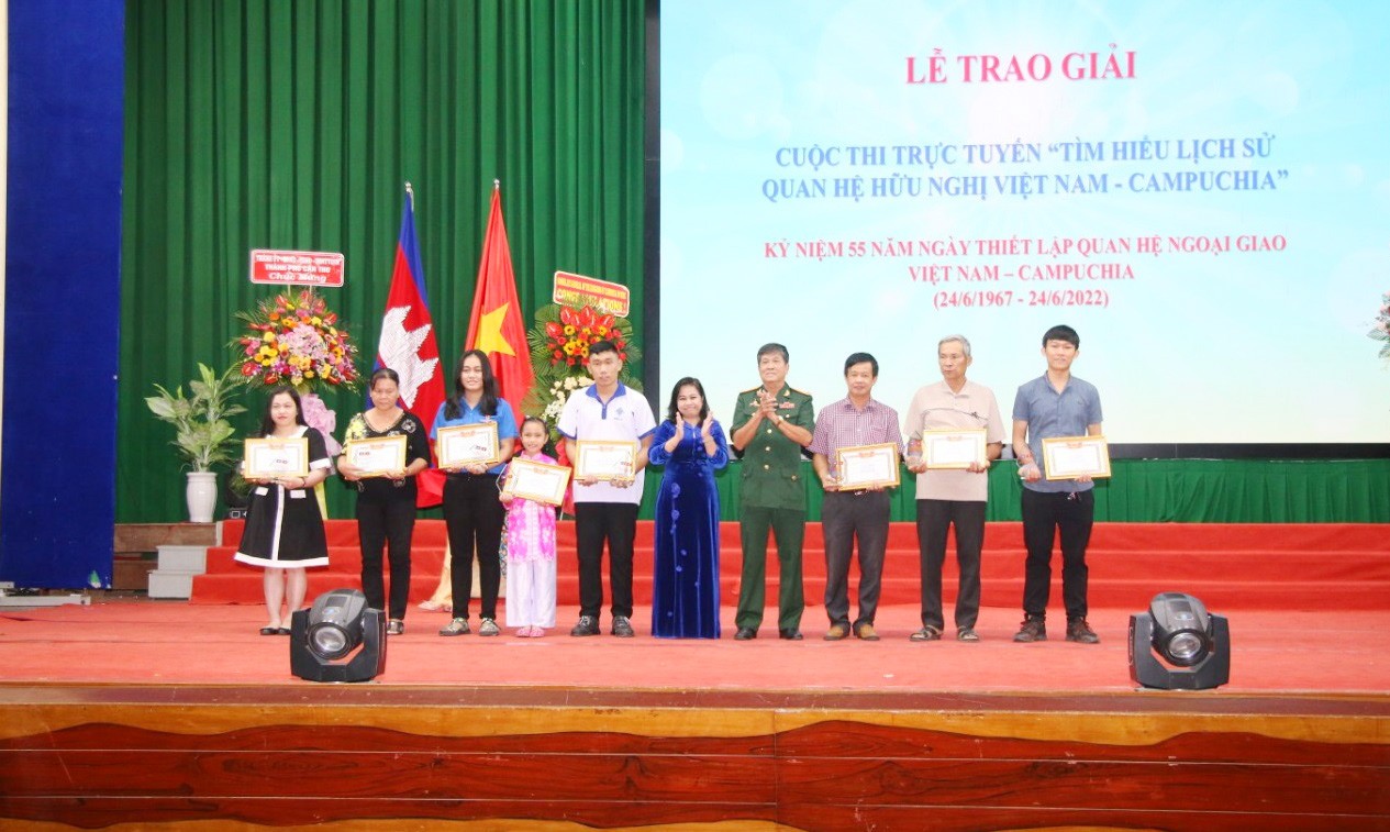 Cần Thơ: Trao giải cuộc thi trực tuyến “Tìm hiểu lịch sử quan hệ hữu nghị Việt Nam - Campuchia” Cần Thơ: Trao giải cuộc thi trực tuyến “Tìm hiểu lịch sử quan hệ hữu nghị Việt Nam - Campuchia”