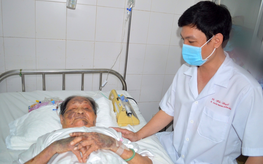 undefined 5725 bac sy thym kham bynh nhan