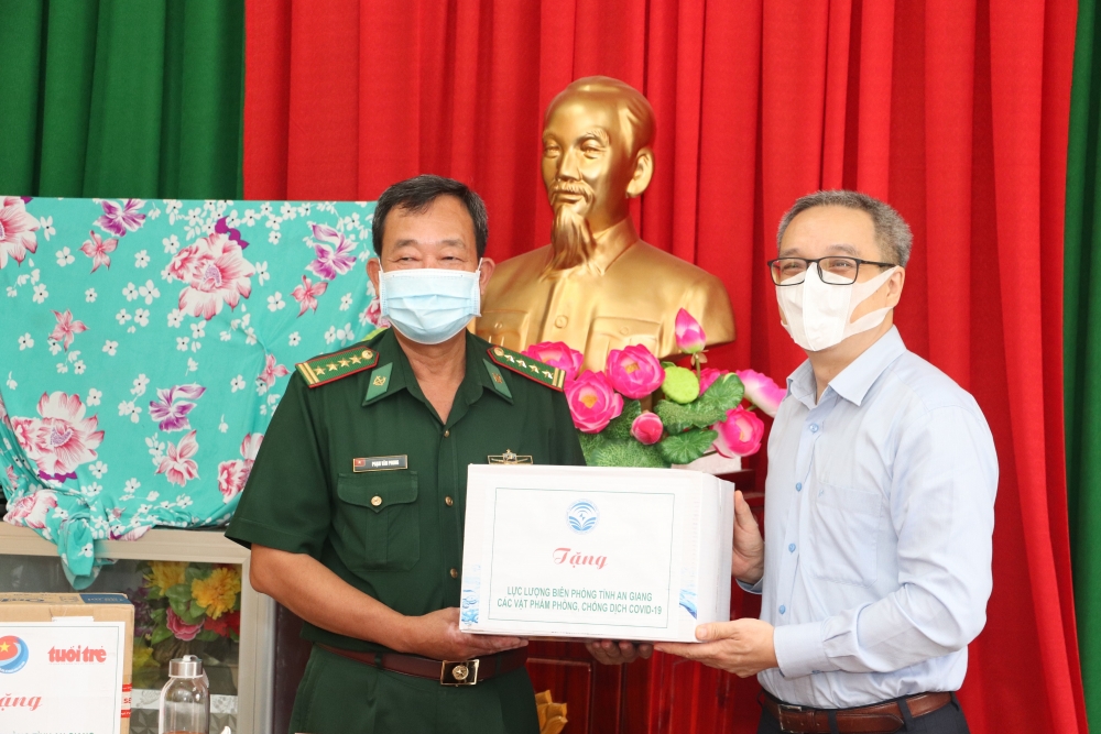 4400 1 yyng chi phan tam thy tryyng by thong tin va truyyn thong thay myt yoan cong tac trao tyng cac vyt chyt try gia hyn 150 triyu yyng cho by yyi bien phong tynh an giang phong chyng dych covid 19