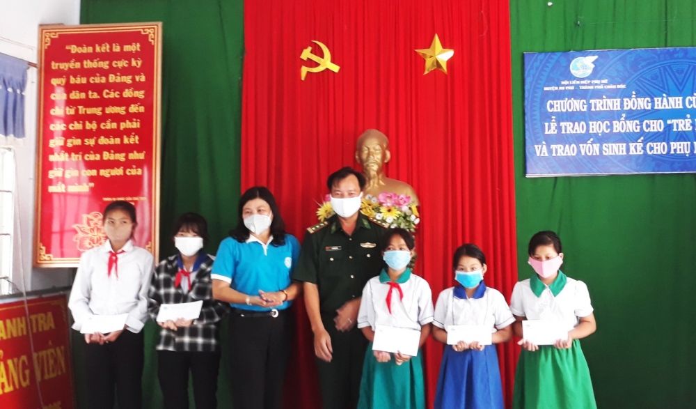 undefined 5934 1 trao hyc byng cho hyc sinh ngheo hyc giyi nyi bien giyi huyyn an phu an giang