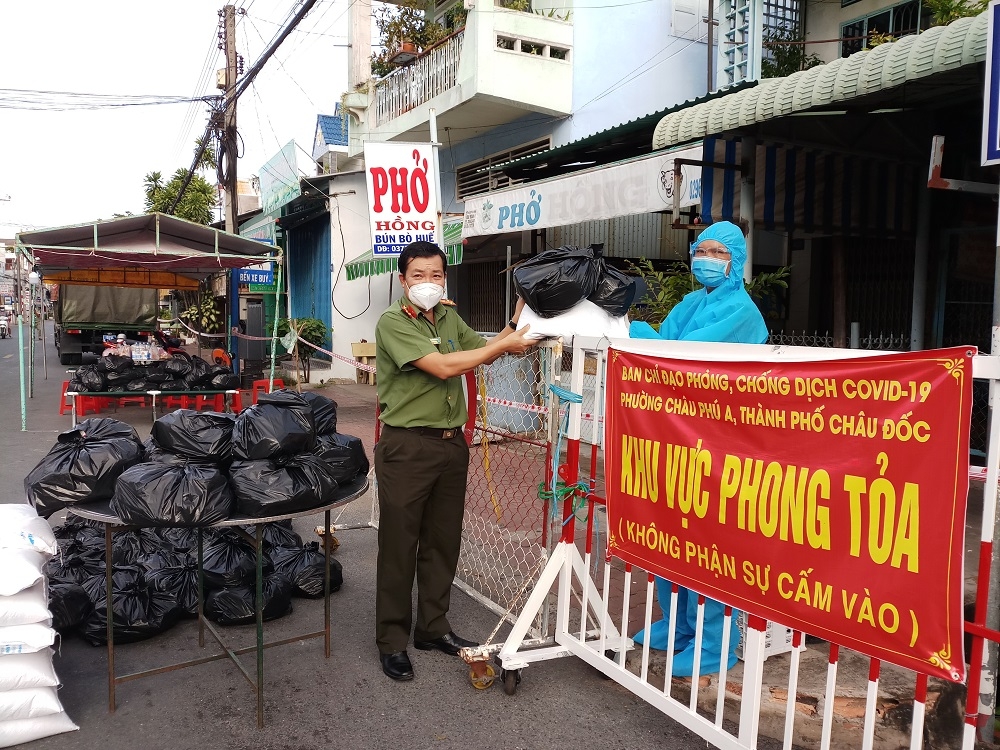 An Giang: Mang yêu thương đến với đồng bào dân tộc Khmer bị ảnh hưởng bởi dịch bệnh An Giang: Mang yêu thương đến với đồng bào dân tộc Khmer bị ảnh hưởng bởi dịch bệnh